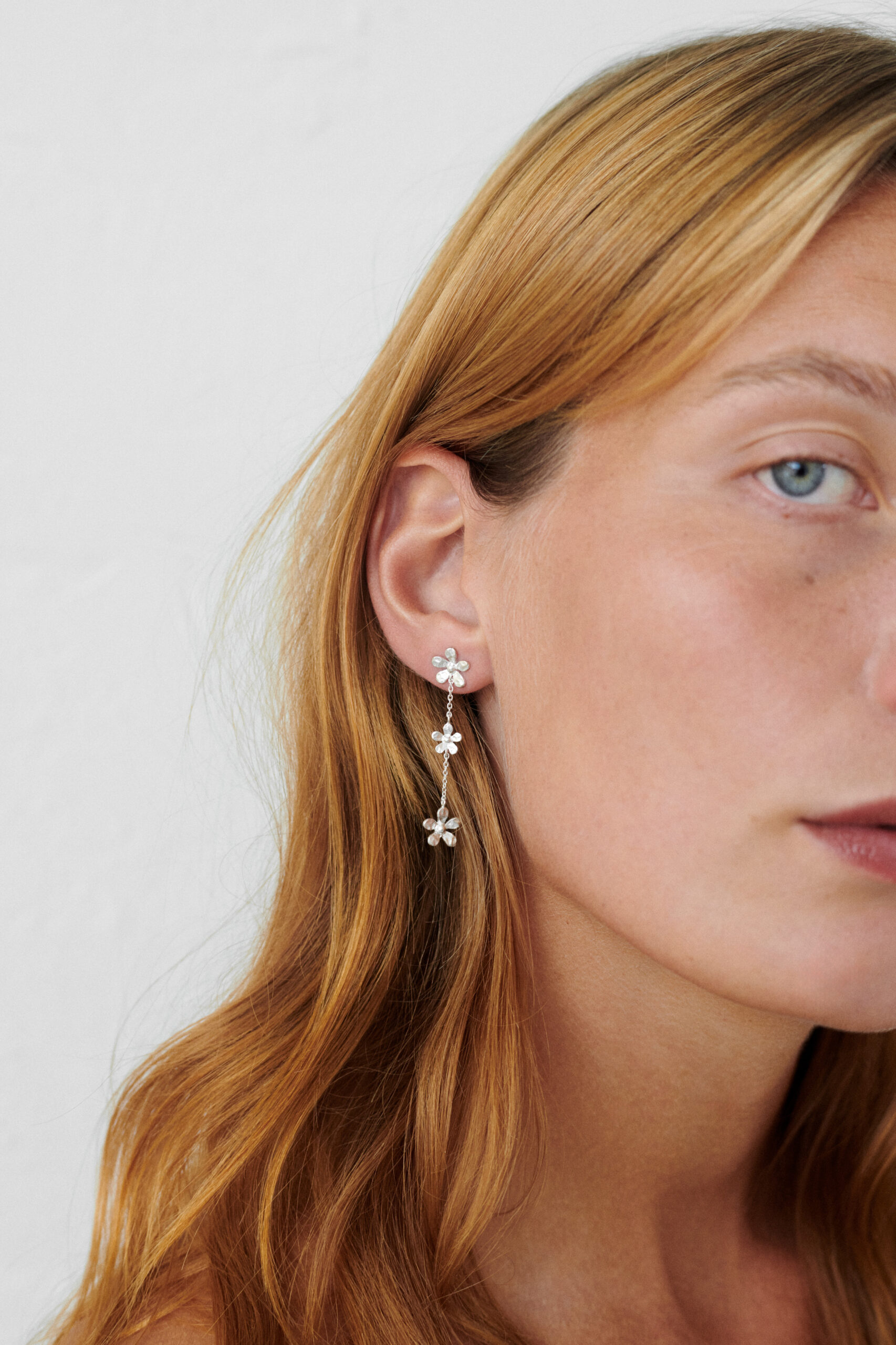 Sølv øreringe, Wild Poppy Earrings RH fra Pernille Corydon. Naturligt inspireret af valmuer, skabt med bæredygtighed i tankerne. Størrelse: 48 mm.