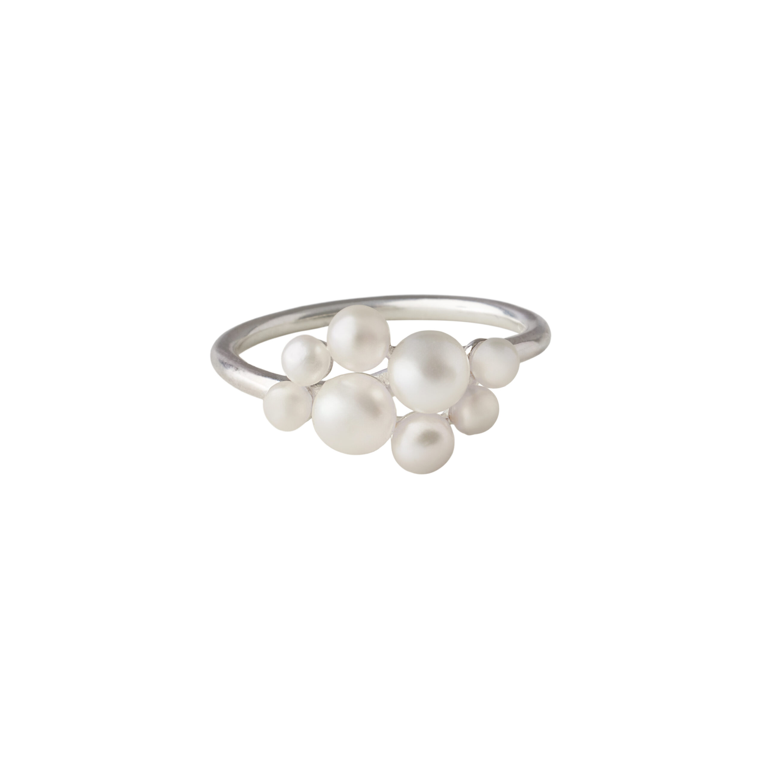 Pernille Corydon Ocean Treasure Ring: Delikate ferskvandsperler i et tidløst design, tilgængelig i sølv og forgyldt sølv, lavet med certificeret genbrugssølv. Størrelser fra 48 til 61